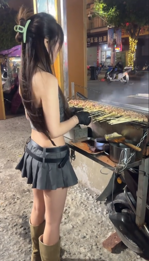 美女直播燒烤被顧客摸屁股，日常視頻曝光，網(wǎng)友：這誰頂?shù)米? onerror=