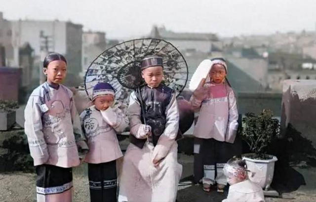 卑鄙齷齪老照片：青樓女子妖嬈多姿，婦女露胸喂奶被孩子撕扯衣服