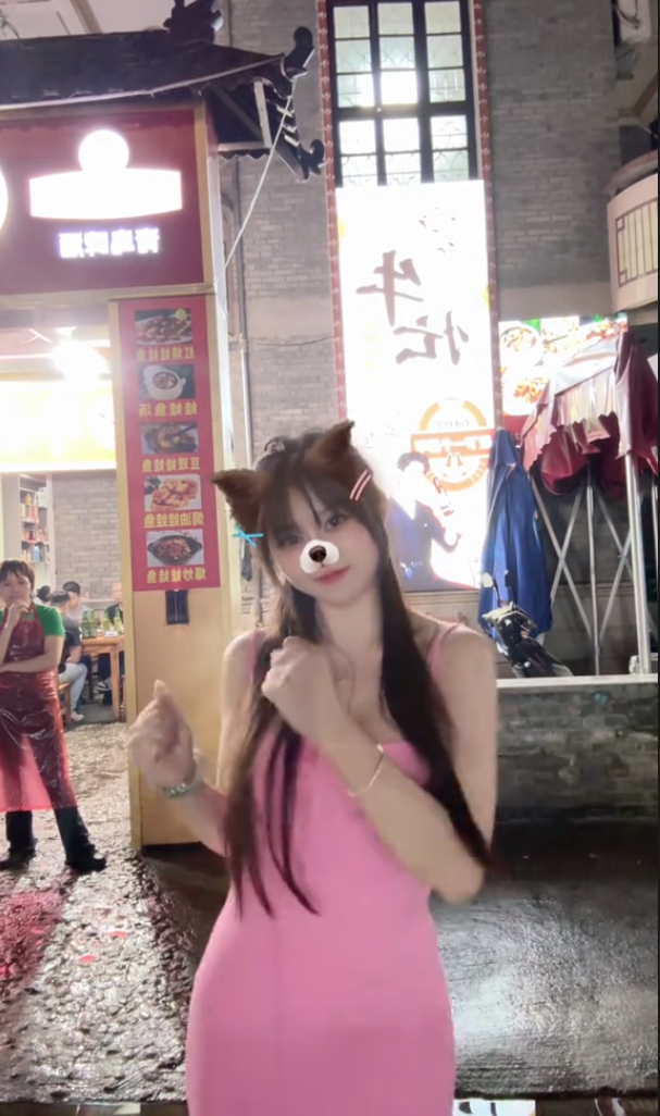 美女直播燒烤被顧客摸屁股，日常視頻曝光，網(wǎng)友：這誰頂?shù)米? onerror=
