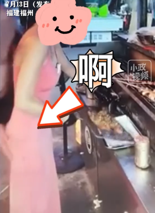 美女直播燒烤被顧客摸屁股，日常視頻曝光，網(wǎng)友：這誰頂?shù)米? onerror=