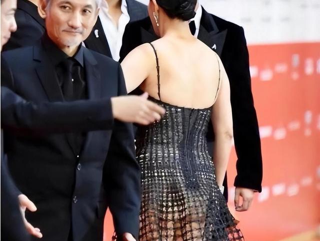 巴黎之夜：3位女星“敢露”造型，看完你還敢說(shuō)“不穿”嗎？