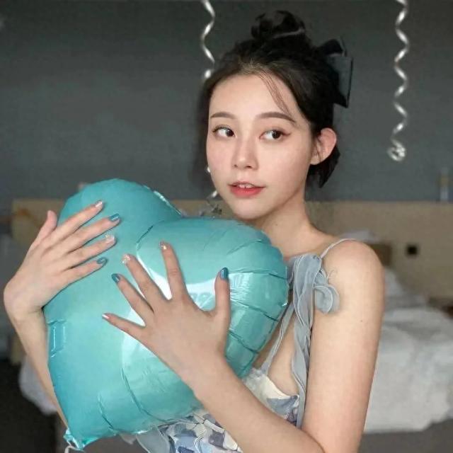 臺(tái)灣省的“甜味奶茶妹”，水蛇腰 D杯性感身材，太令人著迷了