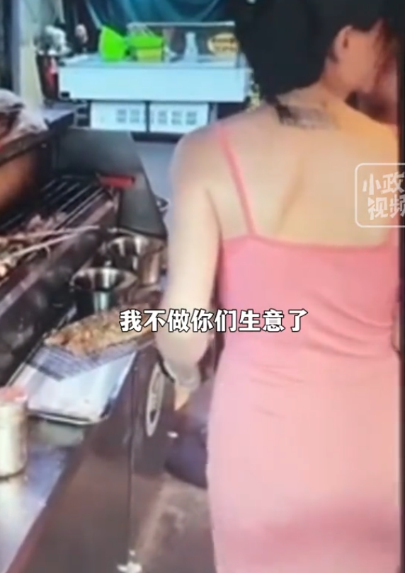 美女直播燒烤被顧客摸屁股，日常視頻曝光，網(wǎng)友：這誰頂?shù)米? onerror=