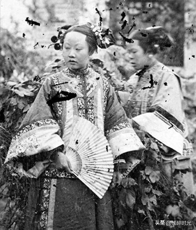 卑鄙齷齪老照片：青樓女子妖嬈多姿，婦女露胸喂奶被孩子撕扯衣服