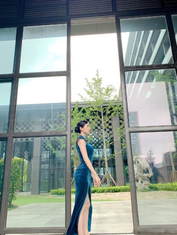 “亞洲第一美女”克拉拉，穿旗袍優(yōu)雅又嫵媚，依舊遮不住的性感