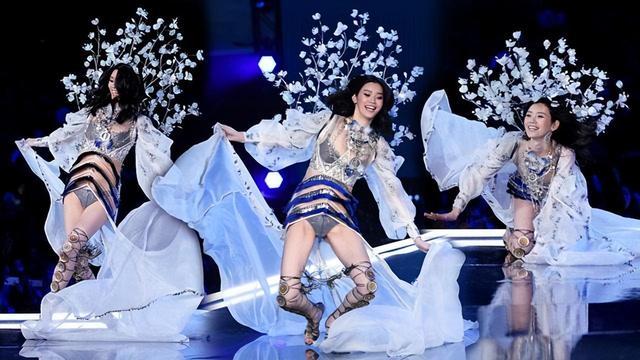 巴黎之夜：3位女星“敢露”造型，看完你還敢說(shuō)“不穿”嗎？