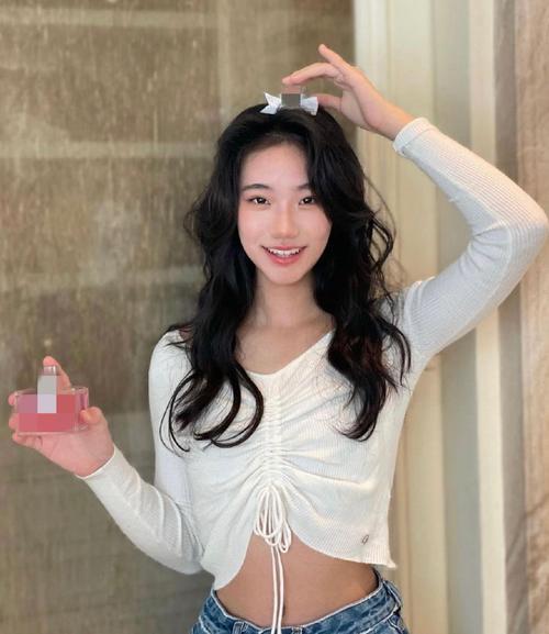 小S二女兒許韶恩站姿惹爭議，永遠是后臀屁股翹起來，風(fēng)塵味太足
