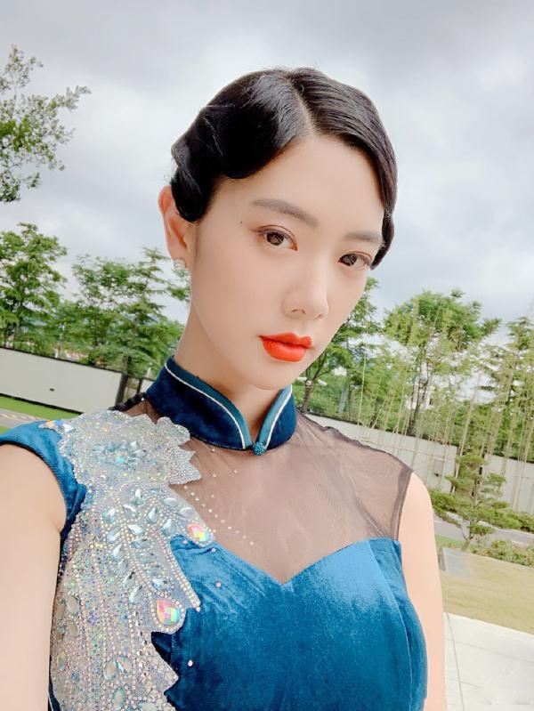 “亞洲第一美女”克拉拉，穿旗袍優(yōu)雅又嫵媚，依舊遮不住的性感