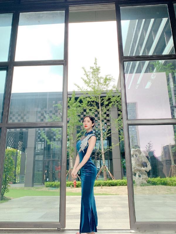 “亞洲第一美女”克拉拉，穿旗袍優(yōu)雅又嫵媚，依舊遮不住的性感