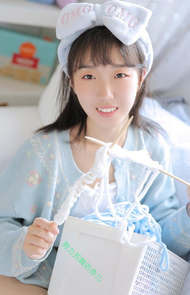 氧氣美女白絲美腿齊p小短裙性感誘惑私房寫真圖片