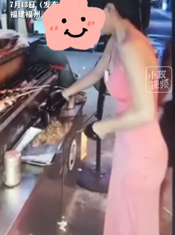 美女直播燒烤被顧客摸屁股，日常視頻曝光，網(wǎng)友：這誰頂?shù)米? onerror=