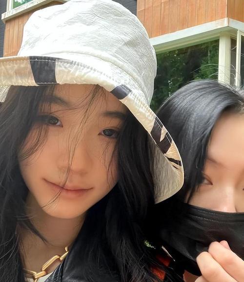 小S二女兒許韶恩站姿惹爭議，永遠是后臀屁股翹起來，風(fēng)塵味太足