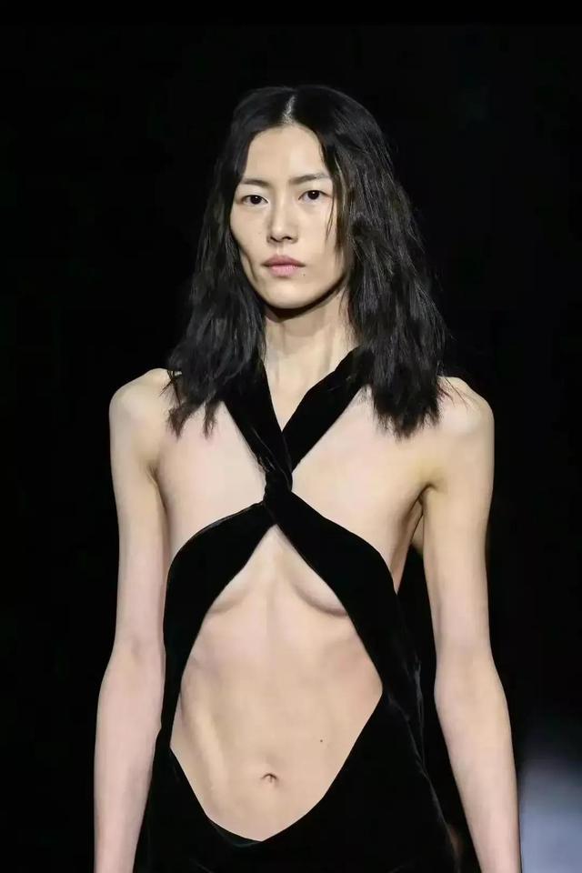 巴黎之夜：3位女星“敢露”造型，看完你還敢說(shuō)“不穿”嗎？