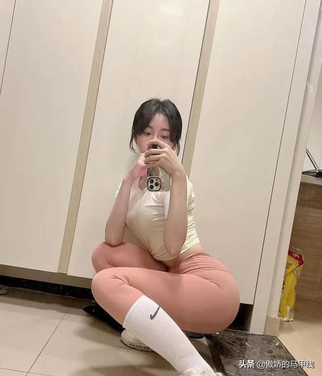 21歲極品翹臀小姐姐自拍曝光，這身材和顏值讓人看了無限舔屏
