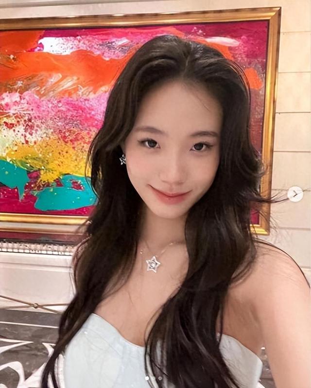 小S二女兒許韶恩站姿惹爭議，永遠是后臀屁股翹起來，風(fēng)塵味太足