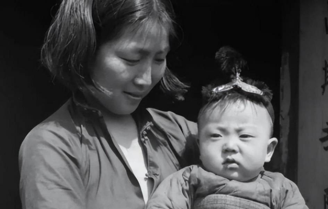 卑鄙齷齪老照片：青樓女子妖嬈多姿，婦女露胸喂奶被孩子撕扯衣服