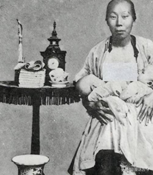 卑鄙齷齪老照片：青樓女子妖嬈多姿，婦女露胸喂奶被孩子撕扯衣服