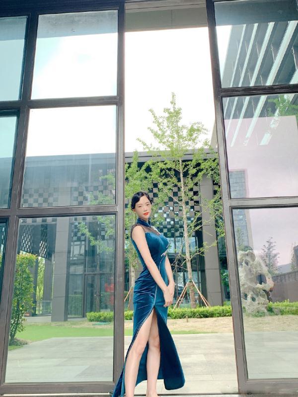 “亞洲第一美女”克拉拉，穿旗袍優(yōu)雅又嫵媚，依舊遮不住的性感