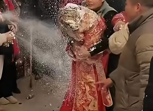 “新娘被多名男子強(qiáng)吻拍臀部”事件，撕開了當(dāng)下社會病態(tài)的一幕