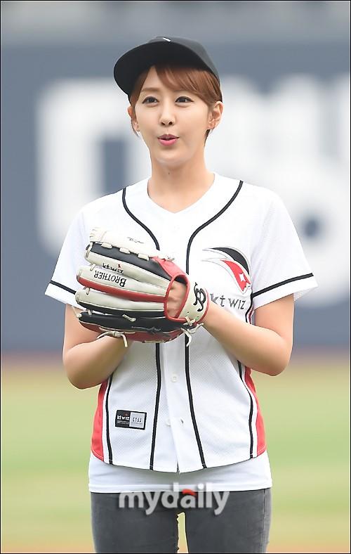 [MD PHOTO] 韓國女歌手韓英擔任棒球比賽開球嘉賓