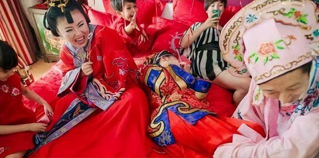 “新娘被多名男子強(qiáng)吻拍臀部”事件，撕開了當(dāng)下社會病態(tài)的一幕