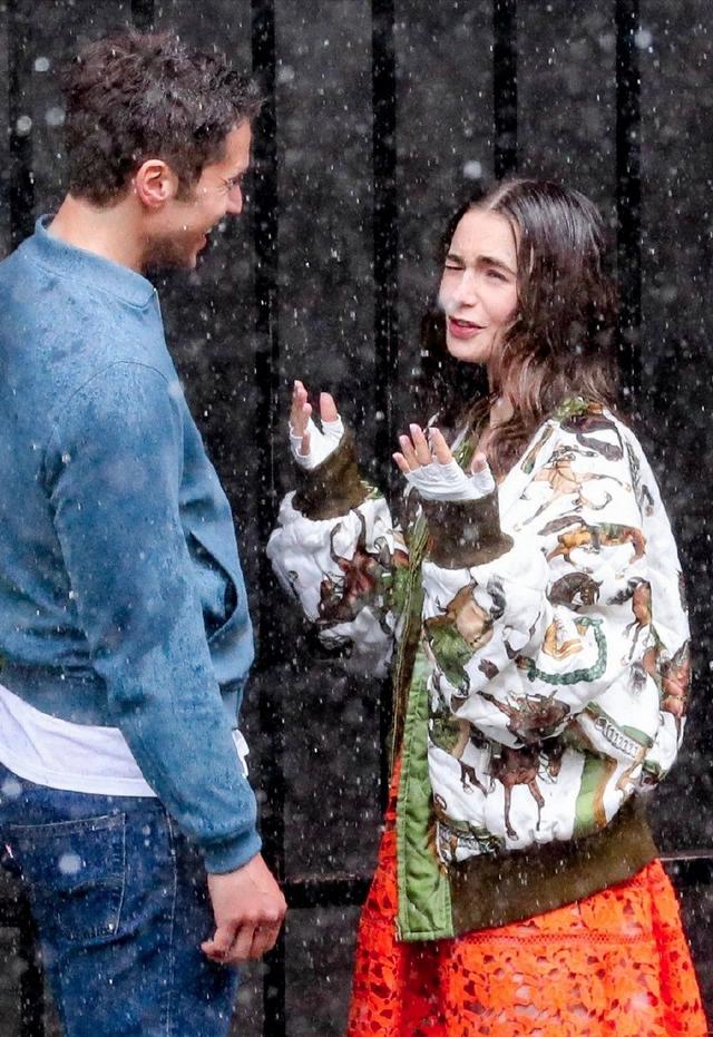 莉莉柯林斯暴雨中拍戲，被淋到五官扭曲，網(wǎng)友：還好女神沒整過容