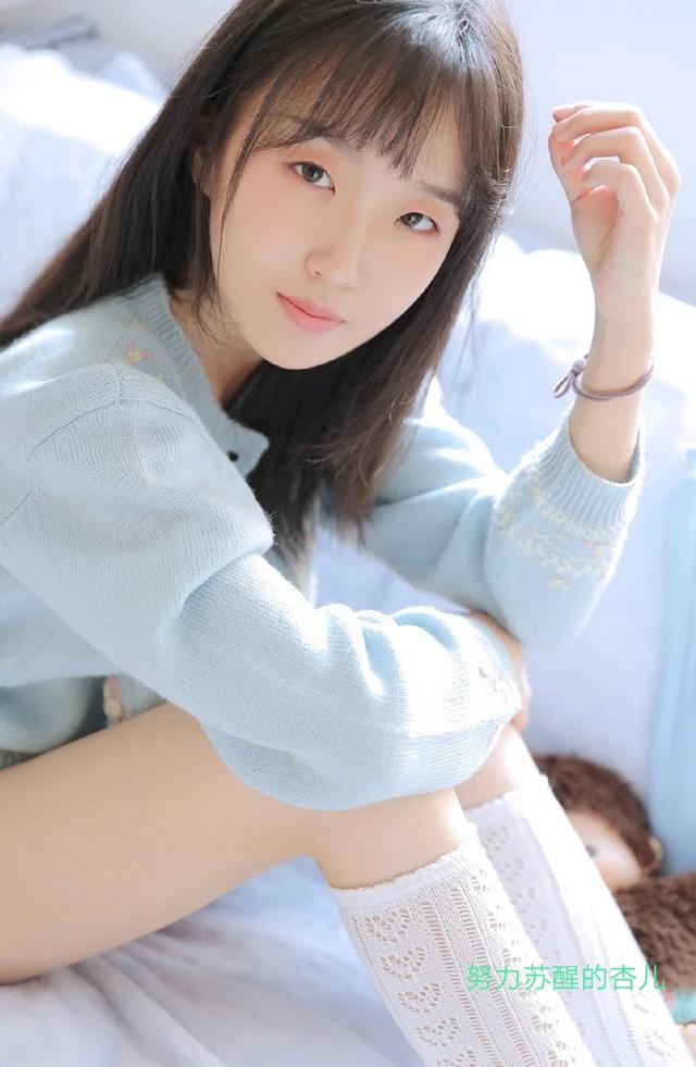 氧氣美女白絲美腿齊p小短裙性感誘惑私房寫真圖片