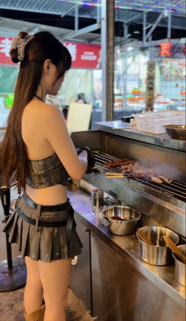 美女直播燒烤被顧客摸屁股，日常視頻曝光，網(wǎng)友：這誰頂?shù)米? onerror=