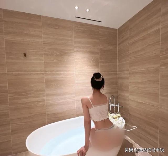21歲極品翹臀小姐姐自拍曝光，這身材和顏值讓人看了無限舔屏