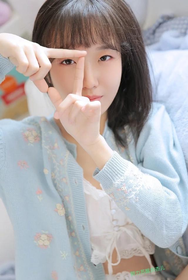氧氣美女白絲美腿齊p小短裙性感誘惑私房寫真圖片