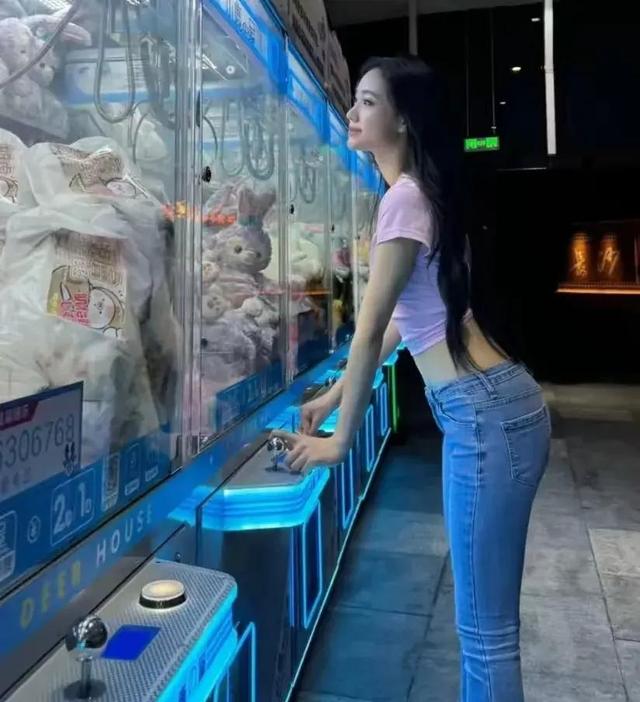 小S二女兒許韶恩站姿惹爭議，永遠是后臀屁股翹起來，風(fēng)塵味太足