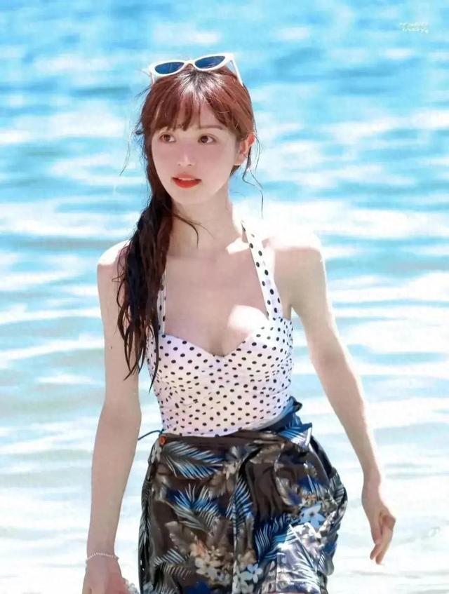 田曦薇“童顏巨乳”引熱議！高中舊照曝光，純真魅力征服眾人
