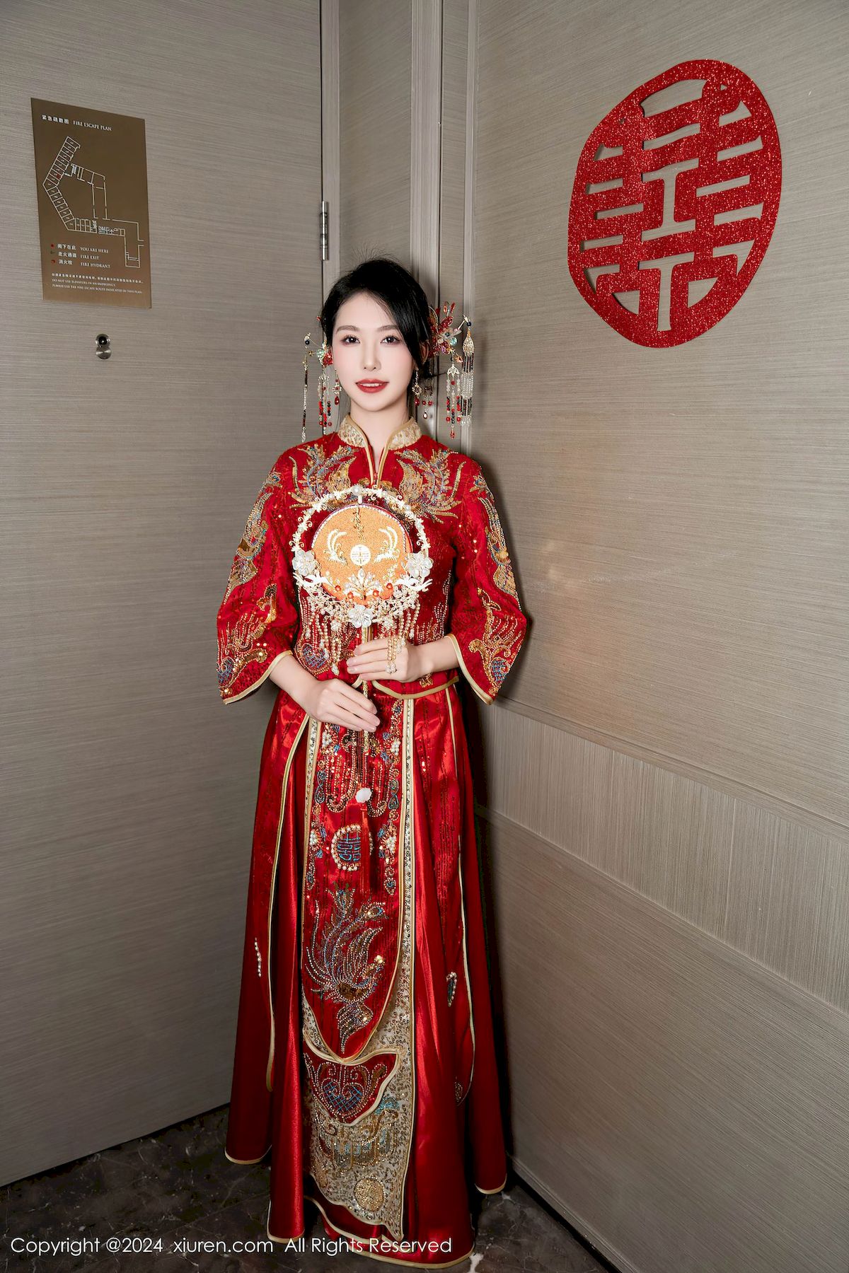 美女模特抖娘利世紅色婚服新婚之夜主題