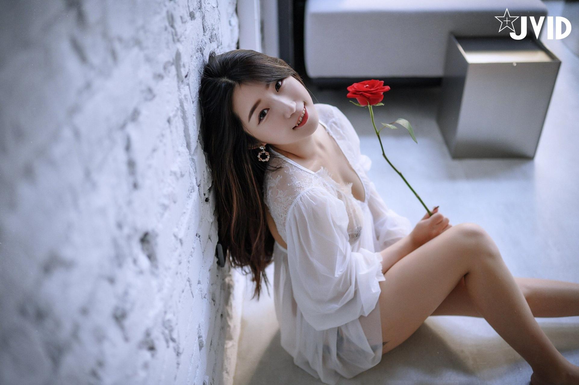 可愛妹子也是非常的白嫩誘人