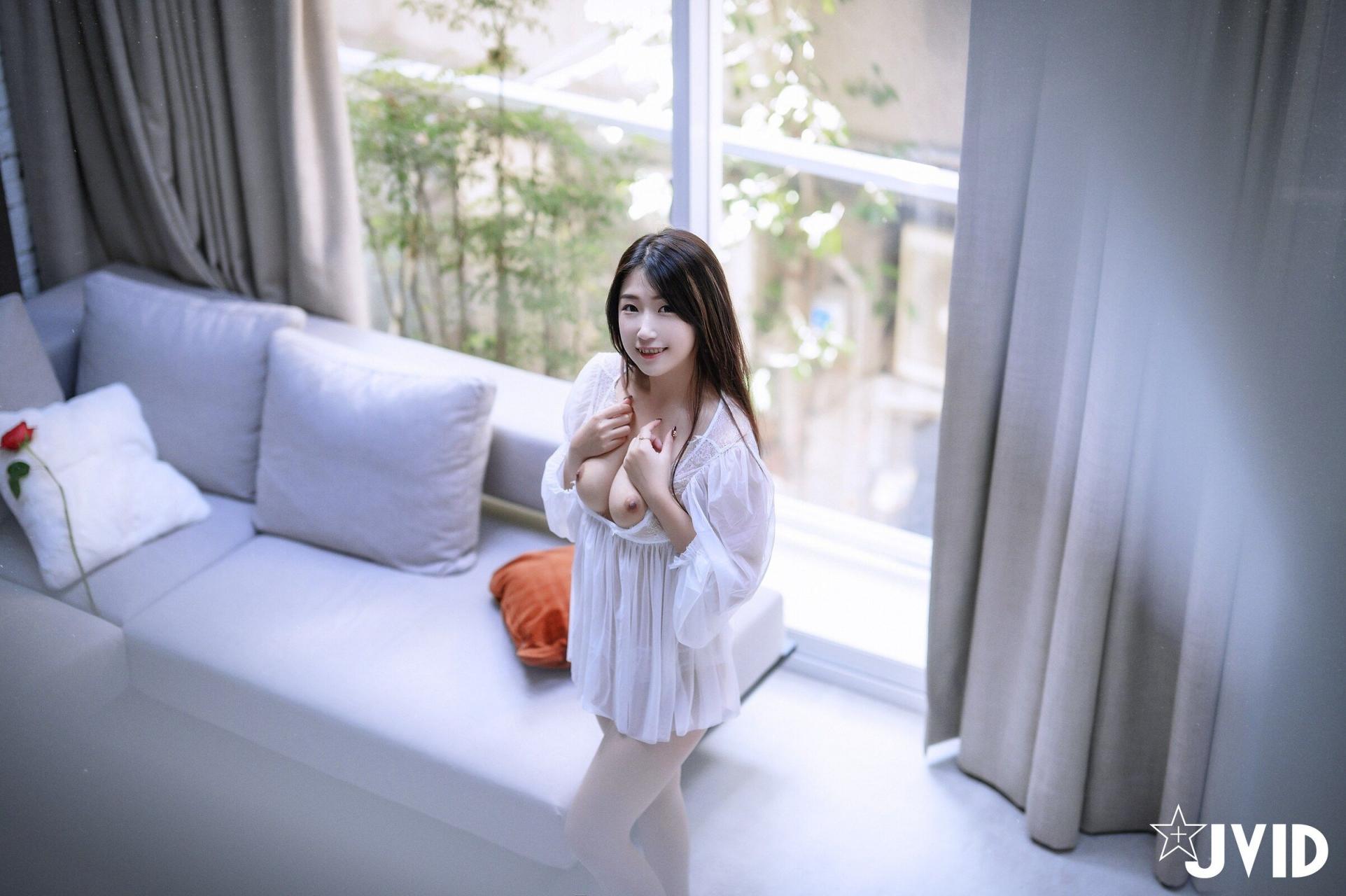 可愛妹子也是非常的白嫩誘人