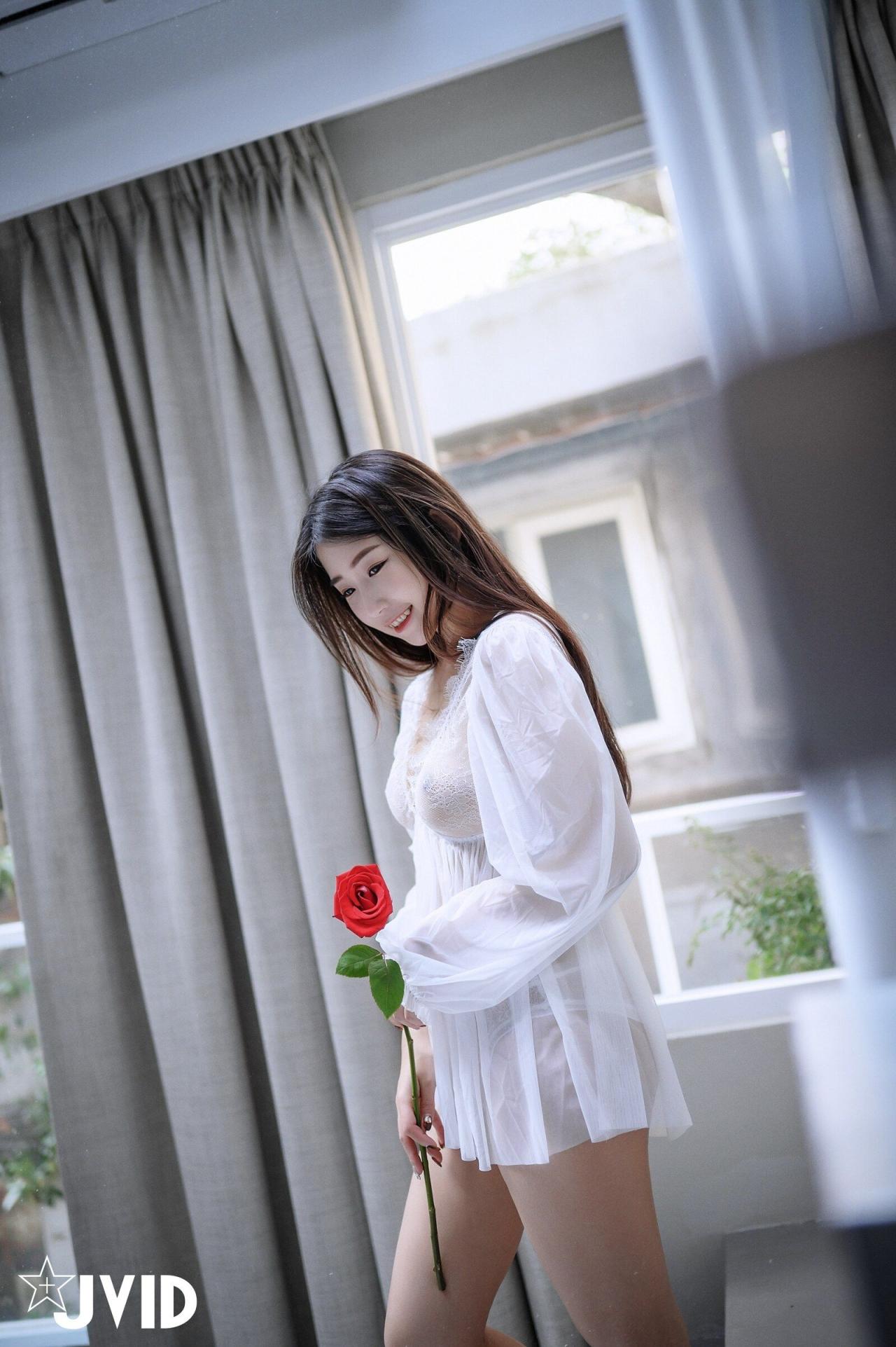 可愛妹子也是非常的白嫩誘人