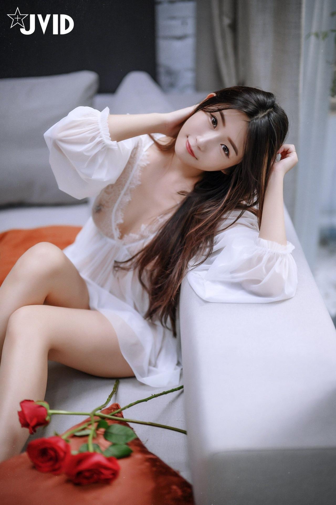 可愛妹子也是非常的白嫩誘人