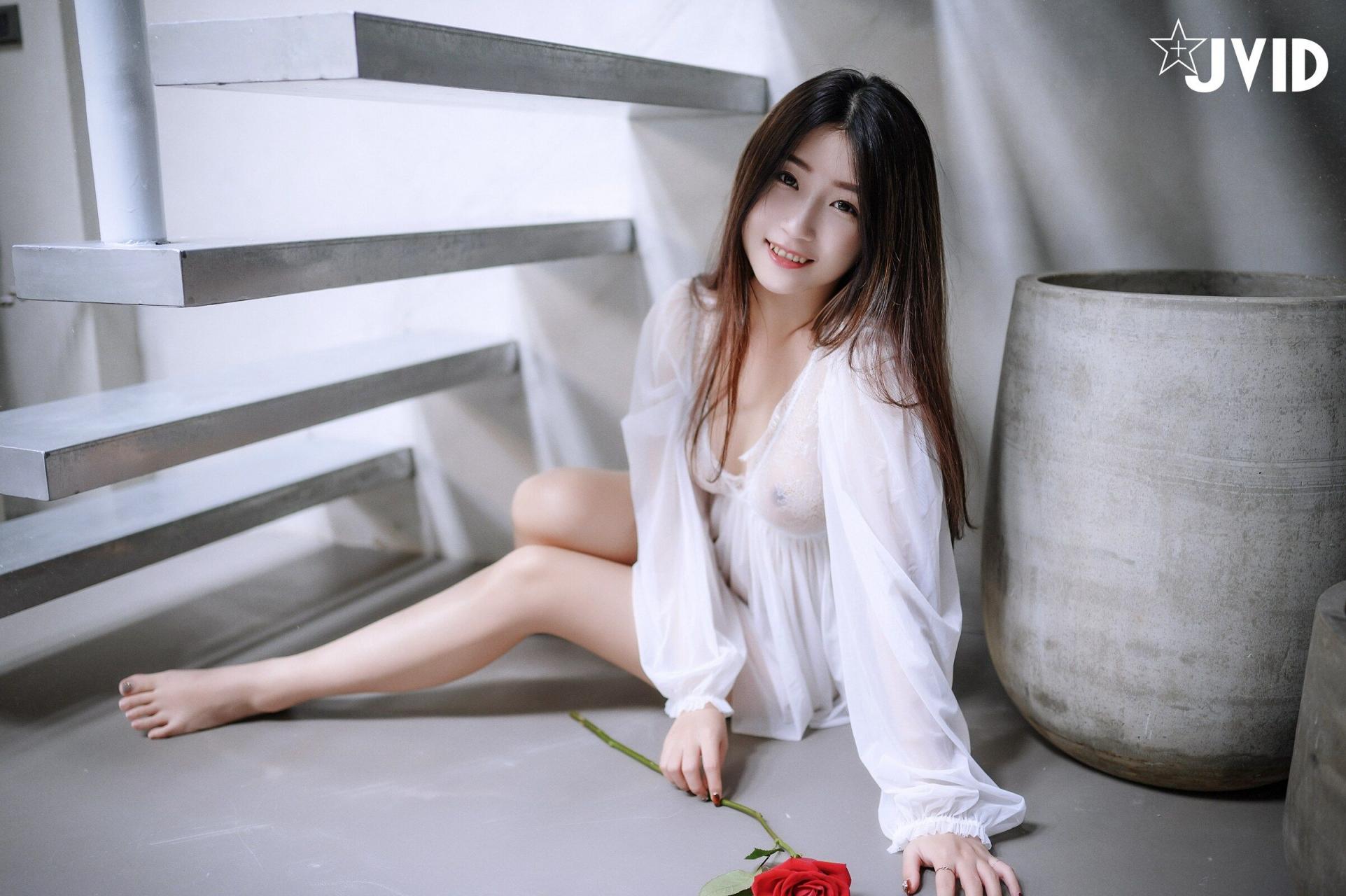 可愛妹子也是非常的白嫩誘人