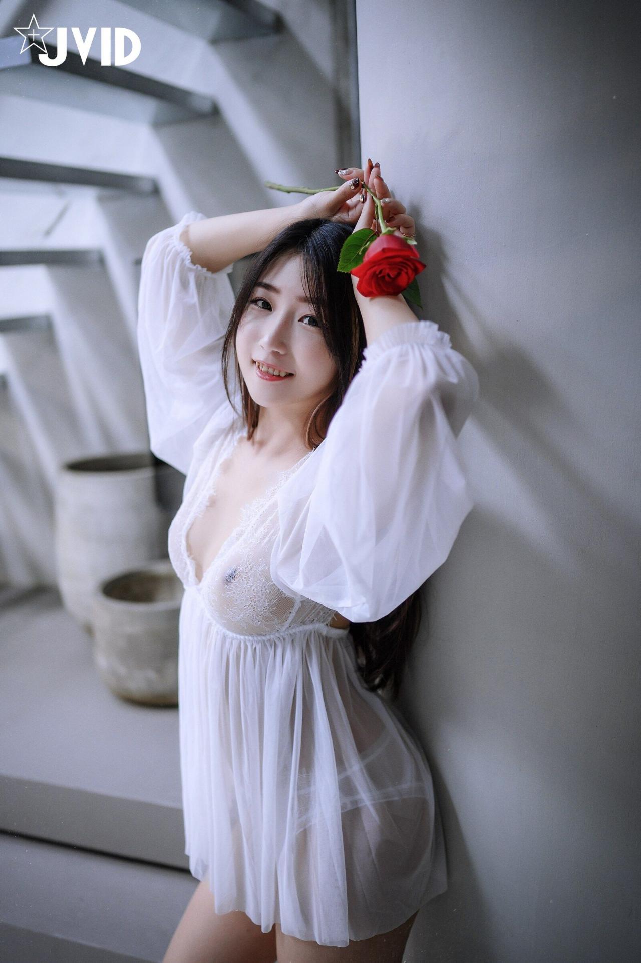 可愛妹子也是非常的白嫩誘人