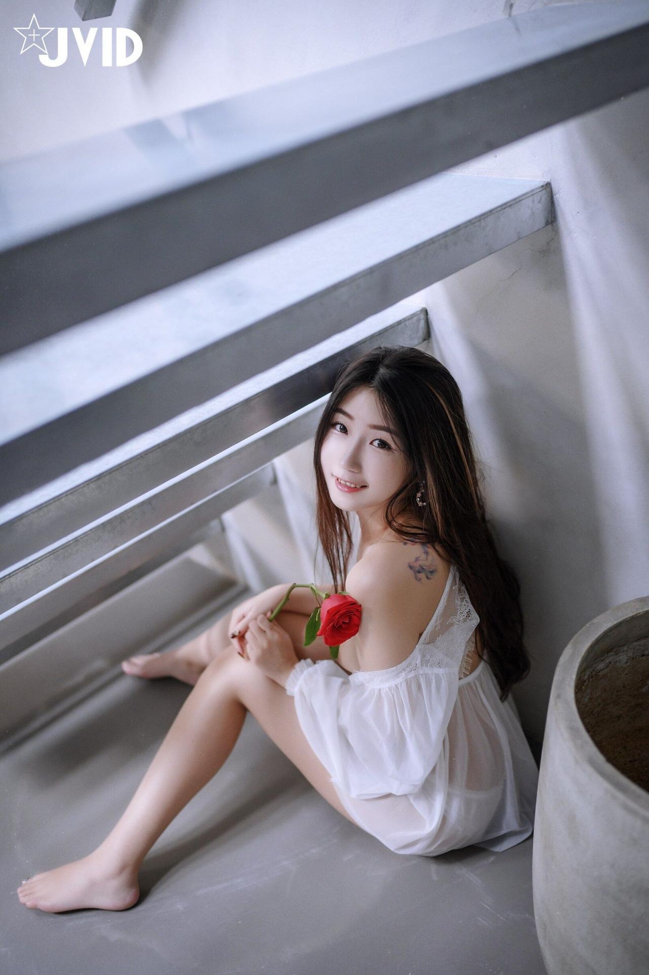 可愛妹子也是非常的白嫩誘人