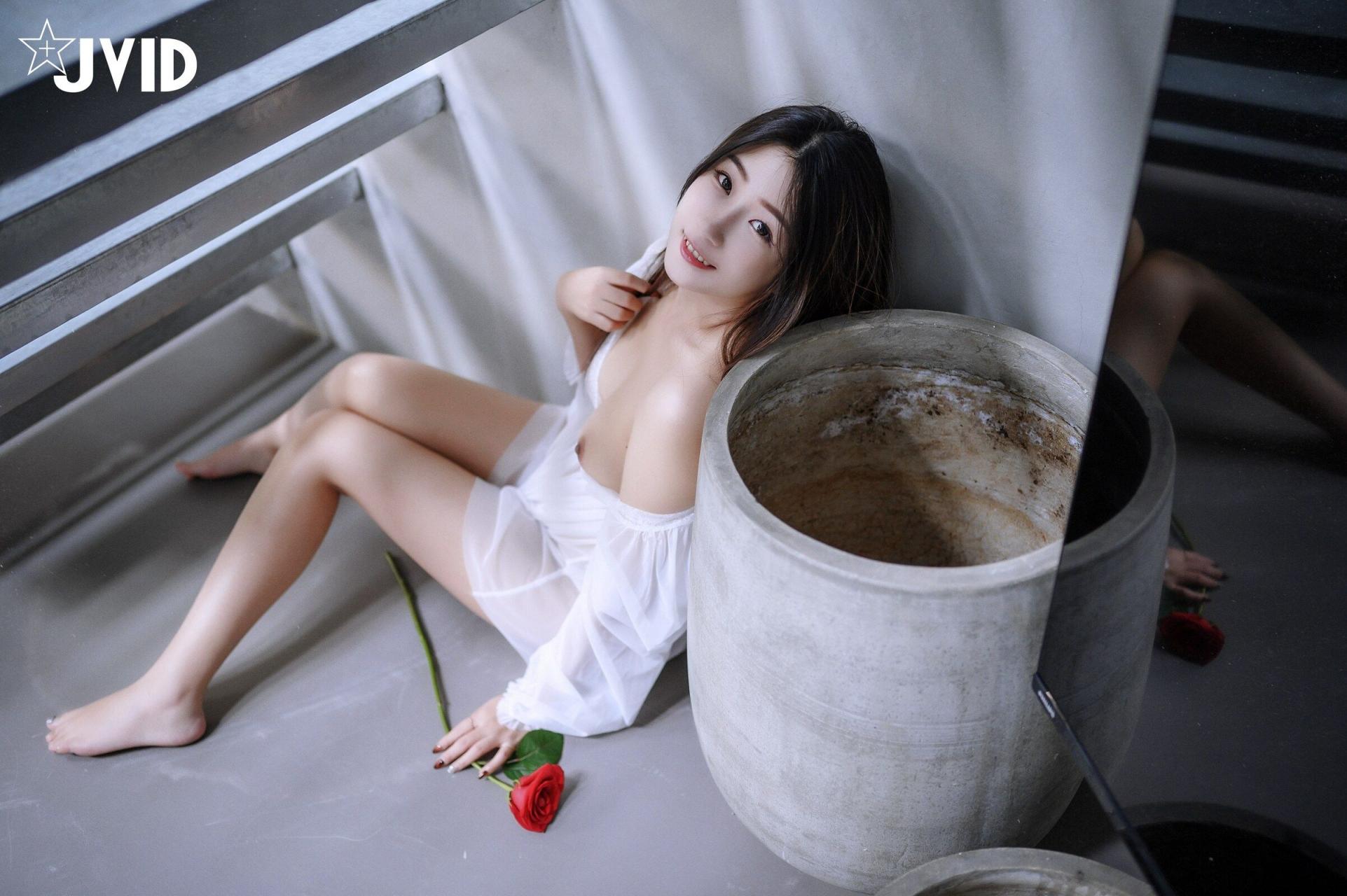 可愛妹子也是非常的白嫩誘人