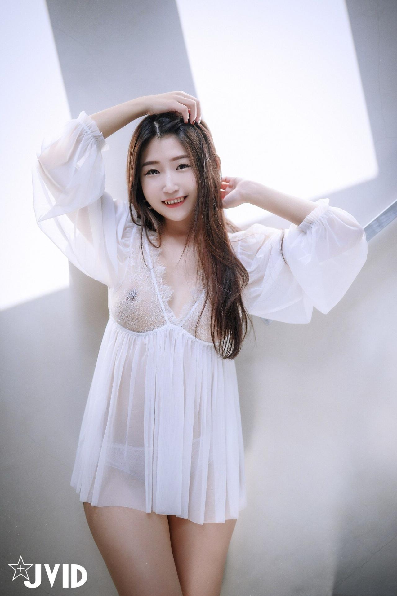 可愛妹子也是非常的白嫩誘人