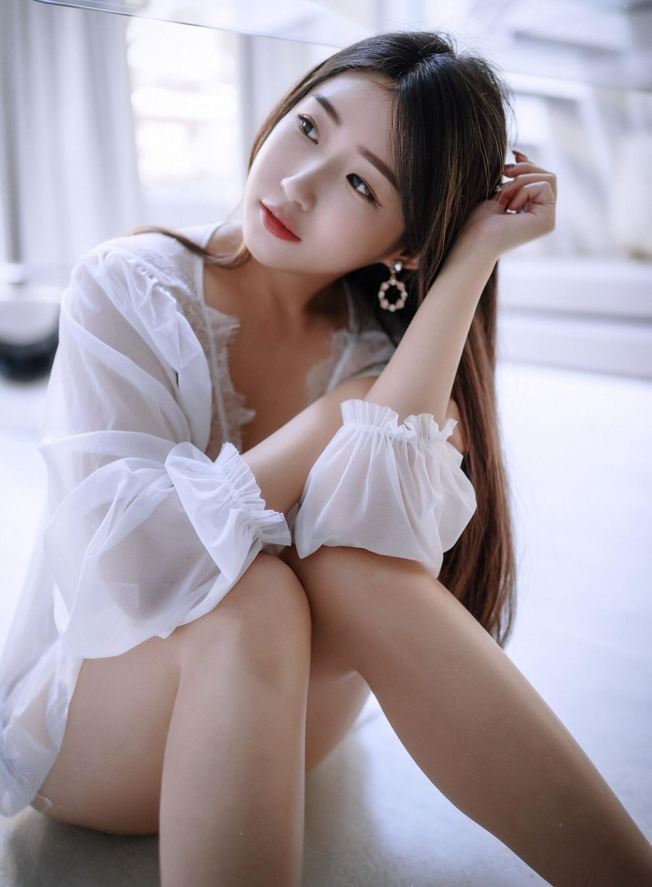 可愛妹子也是非常的白嫩誘人