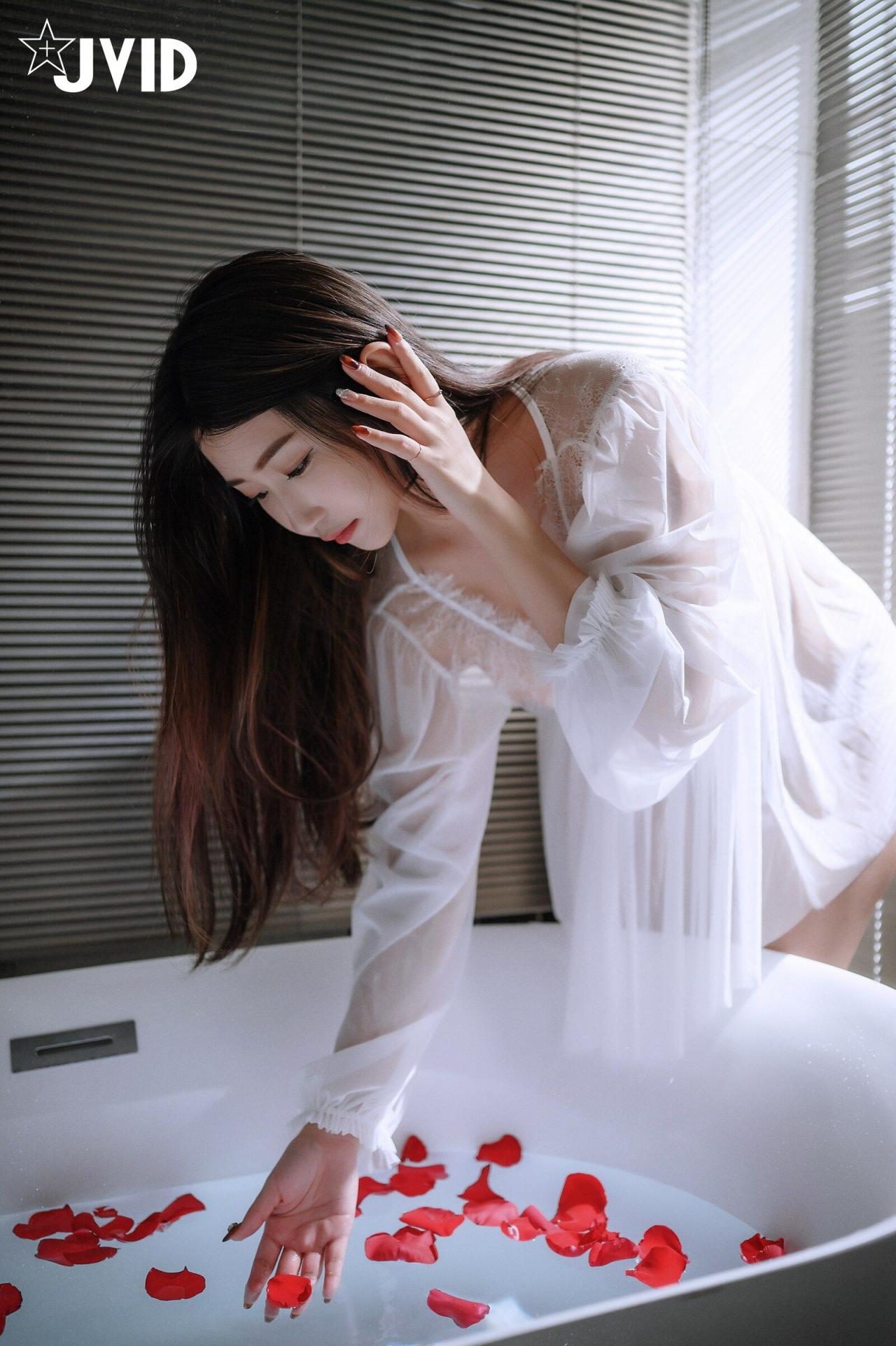 可愛妹子也是非常的白嫩誘人