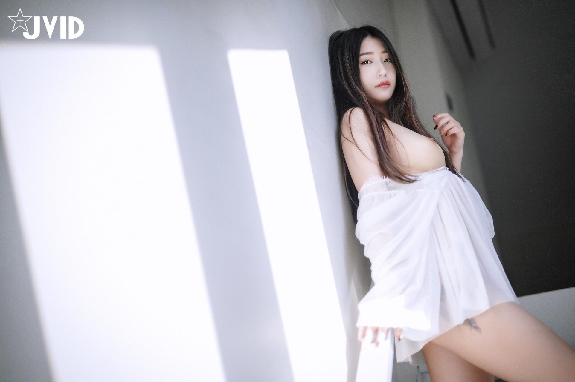 可愛妹子也是非常的白嫩誘人
