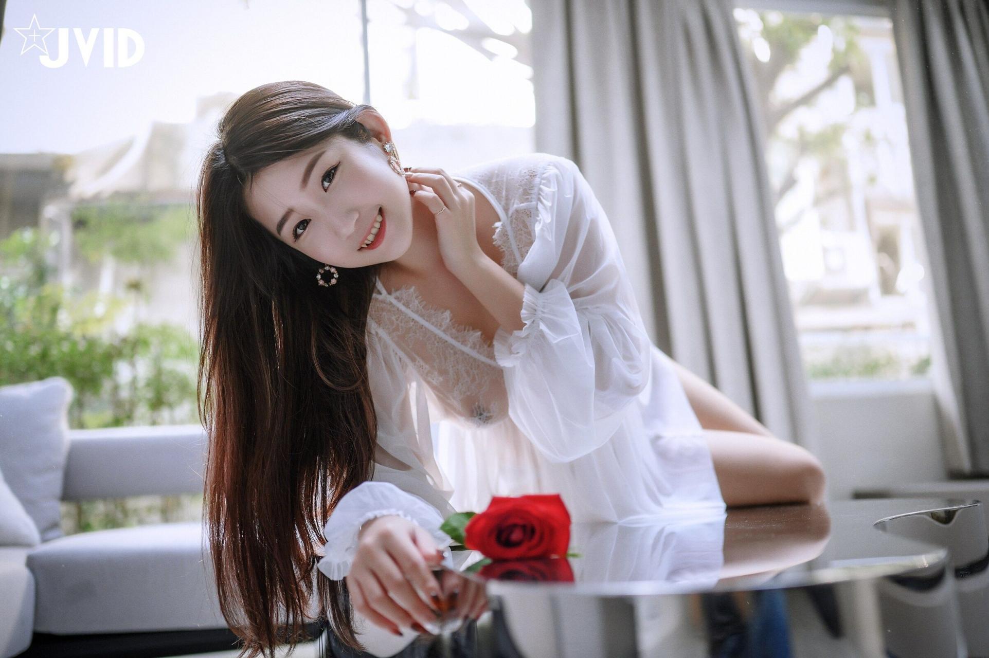 可愛妹子也是非常的白嫩誘人
