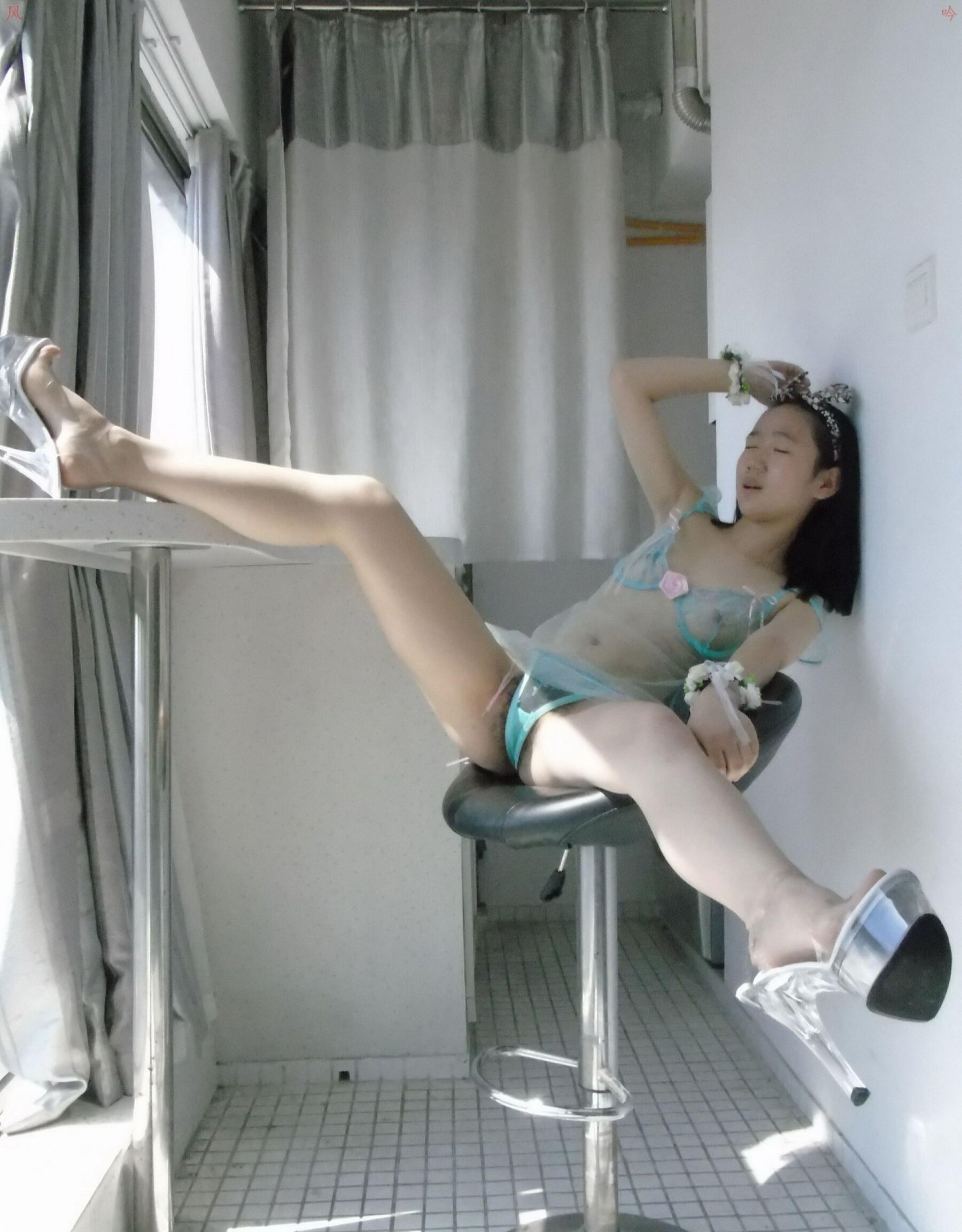 這小妹子看上去挺騷的啊