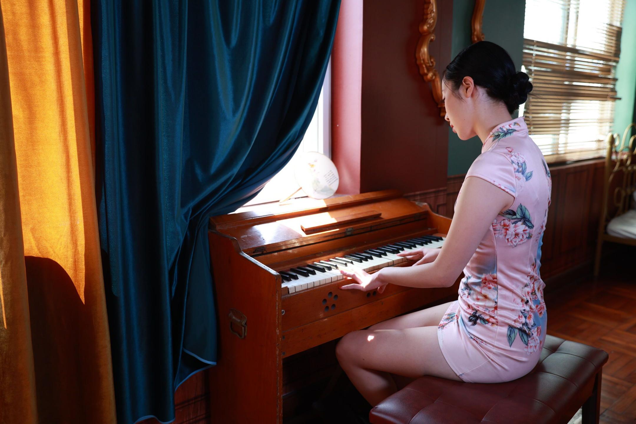 是一個五星級賓館的紅牌妓女 她皮膚白嫩、乳房嬌小
