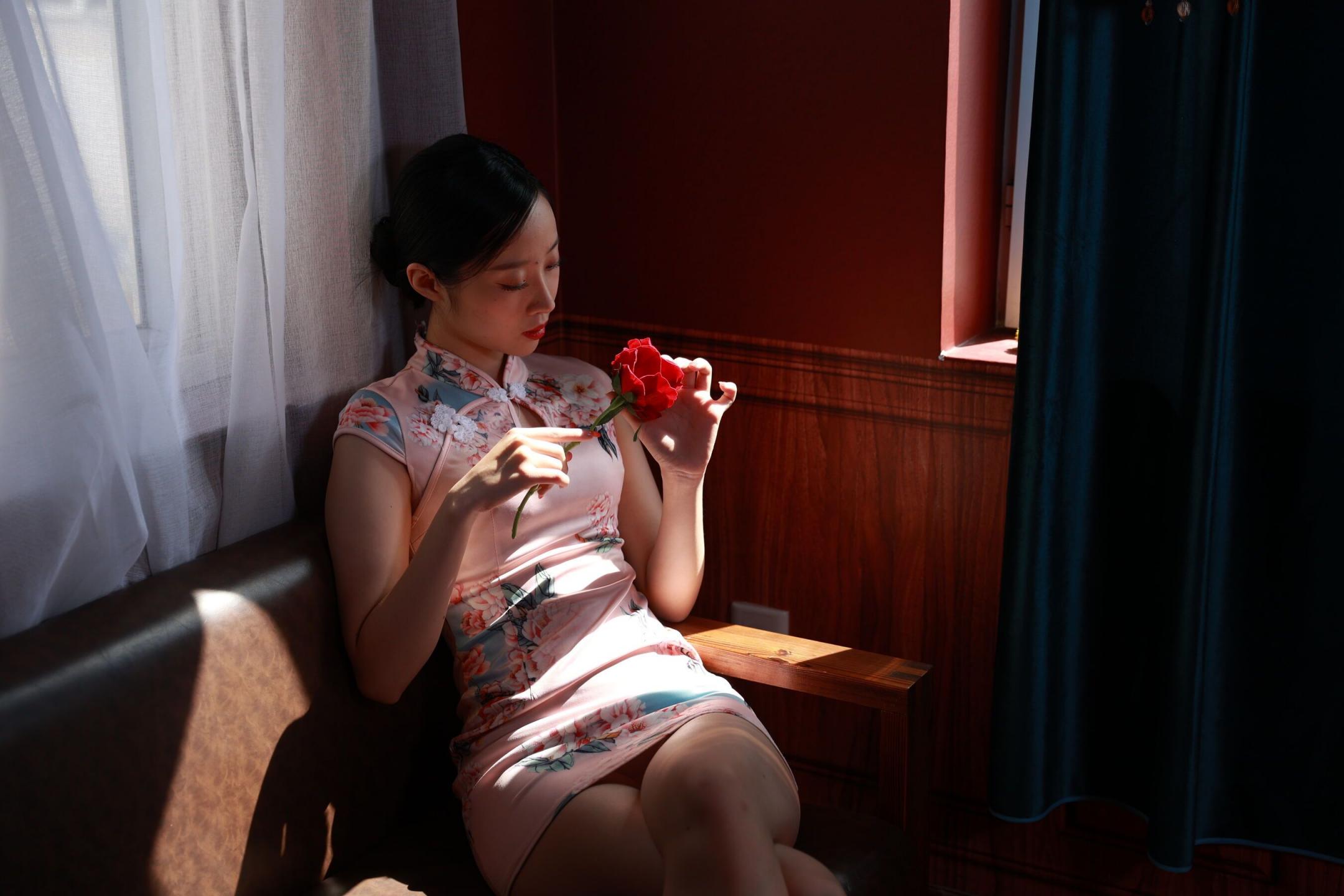 是一個五星級賓館的紅牌妓女 她皮膚白嫩、乳房嬌小