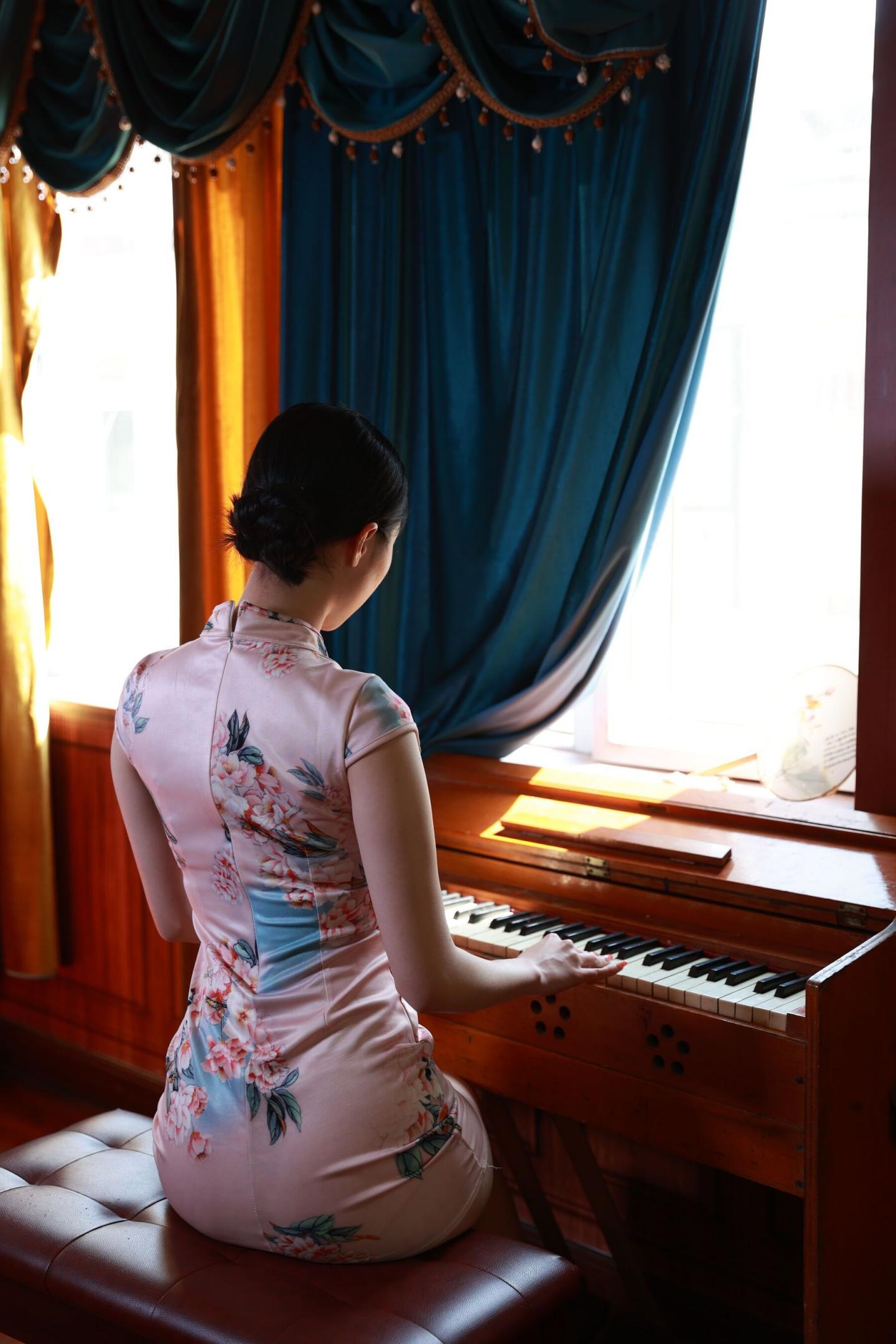 是一個五星級賓館的紅牌妓女 她皮膚白嫩、乳房嬌小